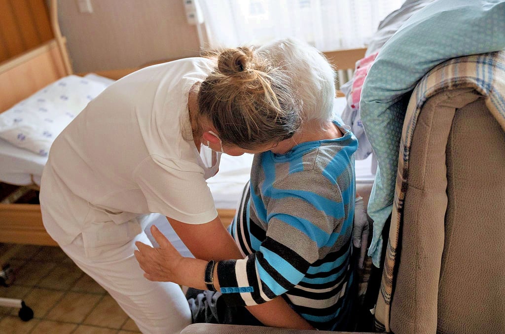 Viele Menschen brauchen im höheren Alter Unterstützung. Einen Platz im Heim können sich aber viele aus eigener Tasche  nicht mehr leisten.