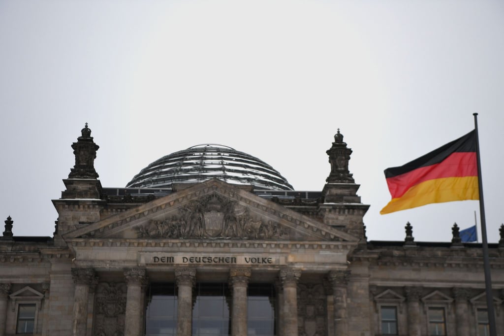 Eine Deutschlandfahne weht vor dem Reichstagsgebäude in Berlin.
