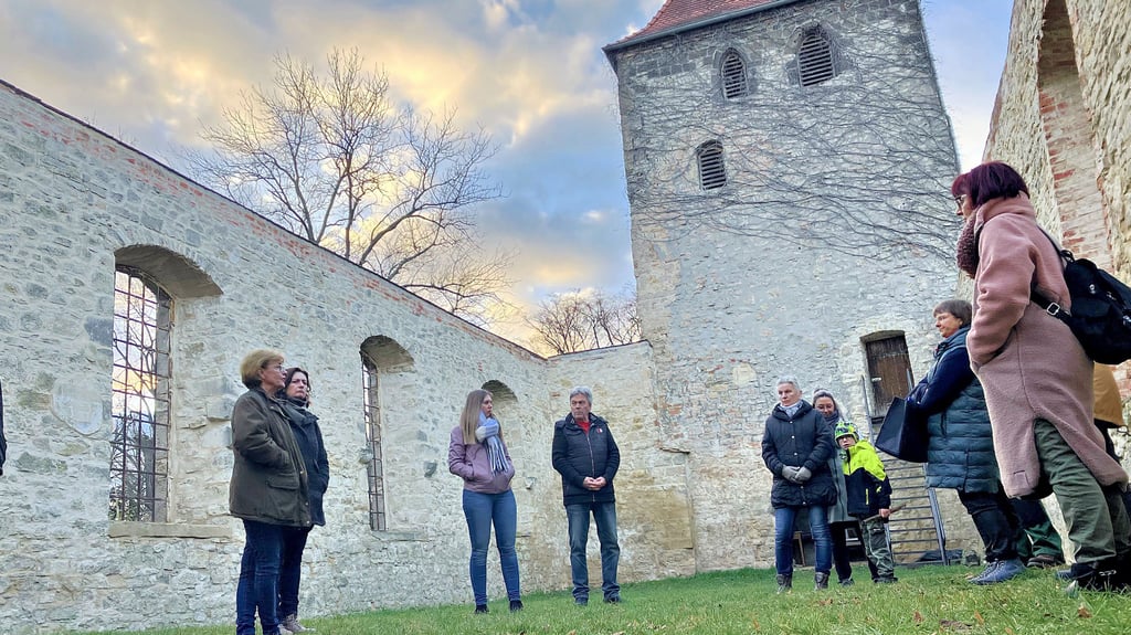 Beim Vor-Ort-Termin in der Kirchenruine Wedderstedt.