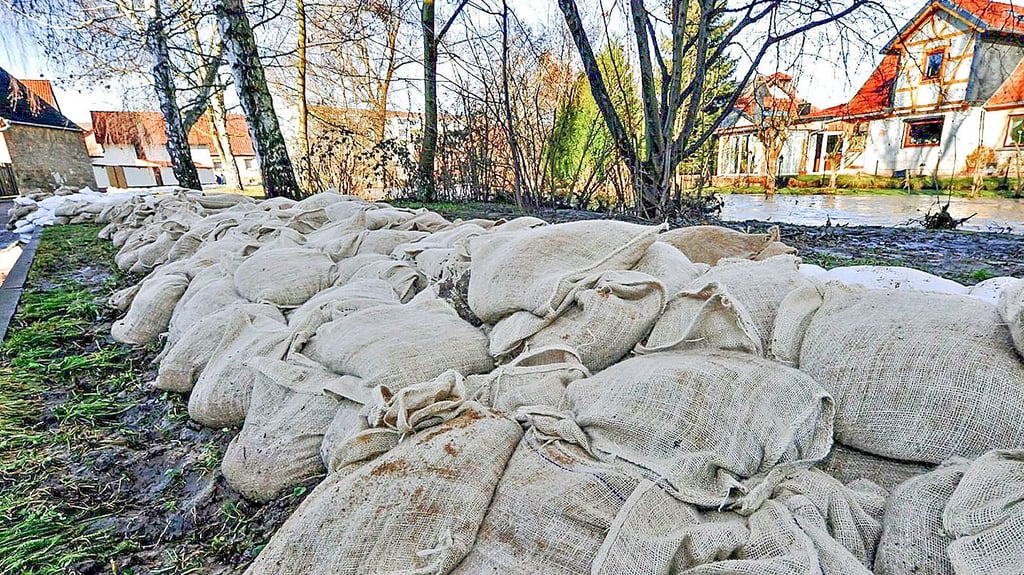 Immer wieder mussten in der Vergangenheit Sandsäcke gestapelt werden, um Gatersleben im Hochwasserfall zu schützen. Die Wiederherstellung des alten Selke-Flusslaufes kann in einigen Fällen Abhilfe schaffen.