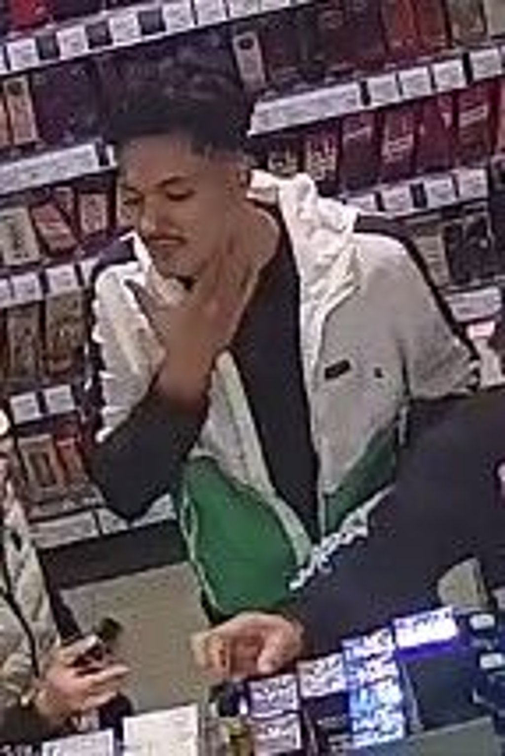 Hinweise zu diesem Mann nimmt die Polizei entgegen.