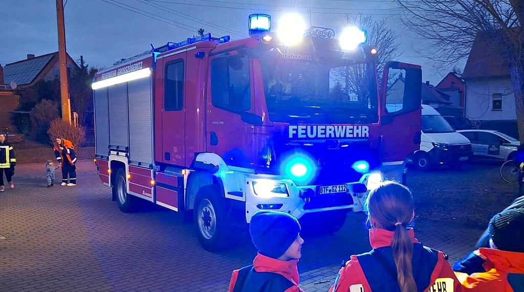 Großzöberitzer Feuerwehrleute und ihr neues LF10.