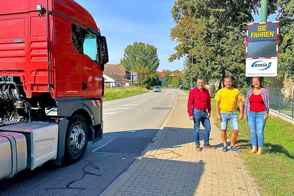 Die vom Energieversorger EnviaM zur Vergügung gestellte Tempoanzeigetafel schauten sich Bürgermeister Hendrik Mahrholdt (l.), Ortsbürgermeister Martin Zimmer und EnviaM-Mitarbeiterin Kathrin Zink an.