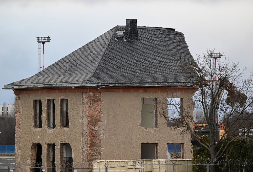 Ein Bagger arbeitet am Abriss des ehemaligen Generalshotels auf dem Gelände des Flughafens Berlin Brandenburg (BER):