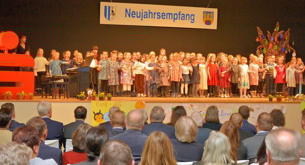 Mehr als 300 Gäste vereinte der Neujahrsempfang in der Stadthalle Burg. Viel Applaus gabe es zum Auftakt für den rund 60-köpfigen Chor der Pestalozzi-Grundschule.