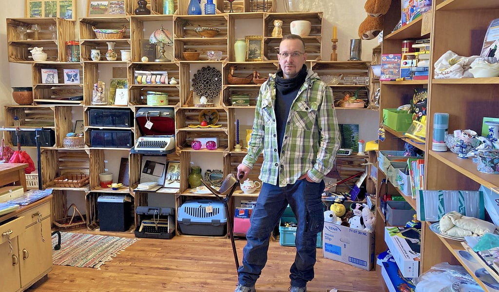 Unternehmer Ronny Schneider in der Stöberkiste: Sein Lieblingsstück ist ein Gehstock, der sich in einen Hocker verwandeln lässt.
