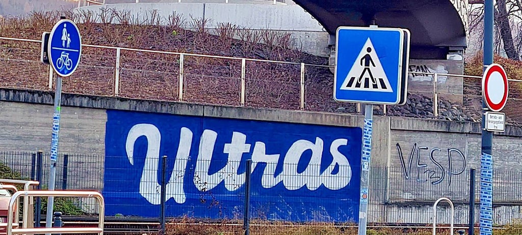 Ein riesiges Graffiti von Fans des FCM verunstaltet die Mauer des Altstadtkreisels in Wernigerode.