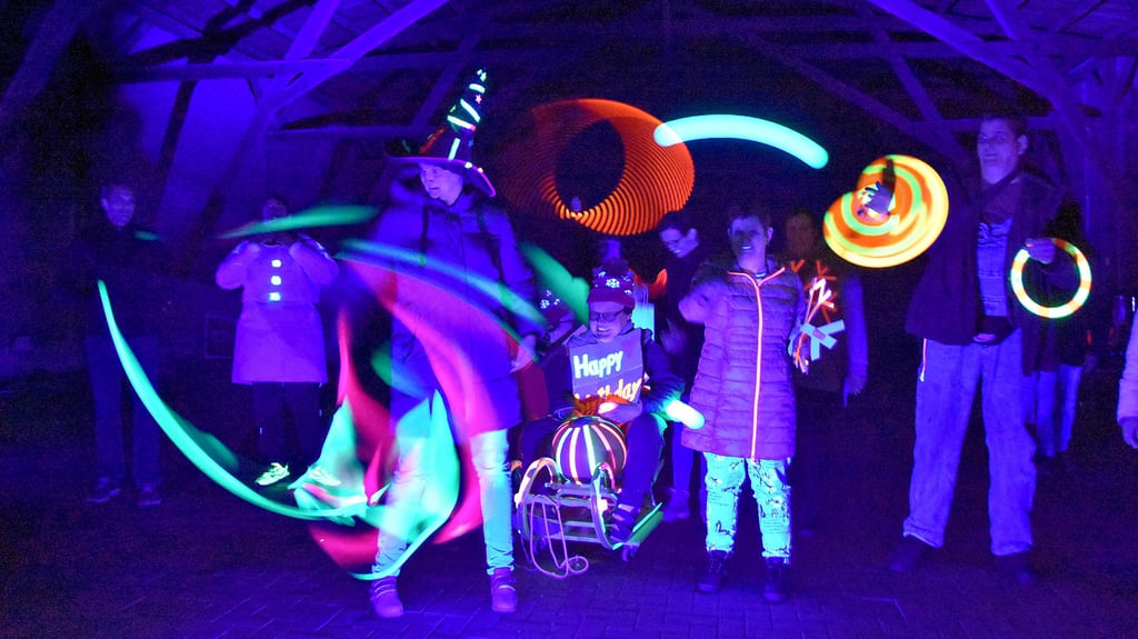Die Akteure entführen die Besucher der Scheune auf dem „Mariannenhof“ in Etingen in eine geheimnisvolle Welt voller Farben und Formen. Auf dem Schlitten sitzt Stefanie Fleischer, die an diesem Tag als Geburtstagskind das Schild mit der leuchtenden Aufschrift Happy End hält.