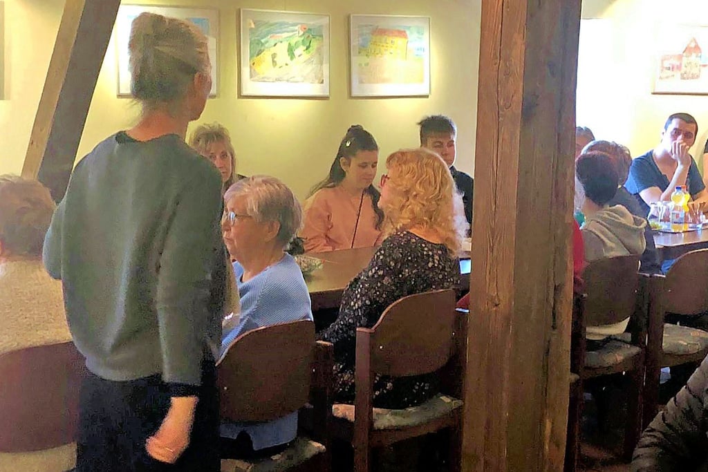 Grafikerin Uta Wolf (l.) berichtet vom Projekt der Sine-Cura-Schüler, deren Zeichnungen in der Alten Elementarschule gezeigt werden.
