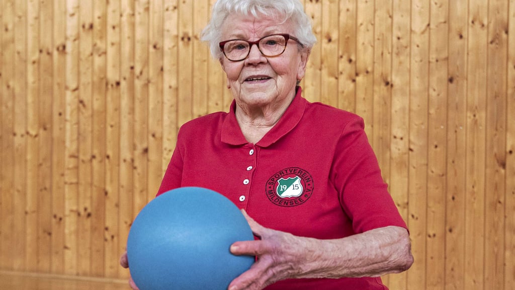 Ehemalige Gemeindeschwester Erna Höhne ist kürzlich 90 geworden und hält sich in der Sportgruppe fit.
