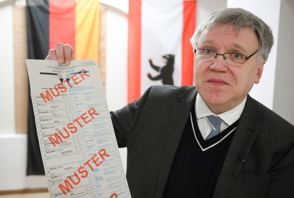 Stephan Bröchler, Landeswahlleiter für Berlin, zeigt einen Stimmzettel zum Beginn der Briefwahl für die Teilwiederholungswahl in der Briefwahlstelle im Bezirkswahlamt Reinickendorf.