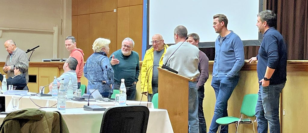Unterbrechung während der Haushaltsdiskussion im Stadtrat von Tangerhütte: Edith Braun, die die Stadtratssitzung leitete, holte die Fraktionsvorsitzenden zusammen, um zu besprechen, wie mit einzelnen Anträgen umzugehen ist.