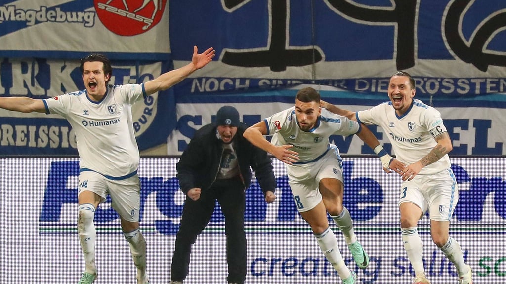 Mit der ersten Ballberührung im Trikot des 1. FC Magdeburg, erzielte FCM-Neuzugang Emir Kuhinja (2.v.r.) den wichtigen Ausgleichstreffer in letzter Sekunde.