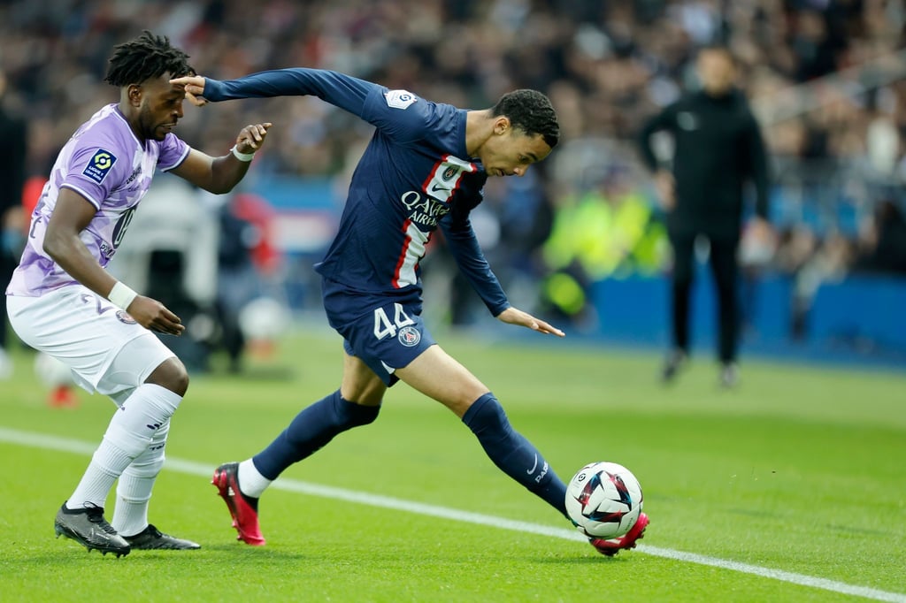 Hugo Ekitike (r) wechselt - zunächst per Leihe - zur Eintracht.