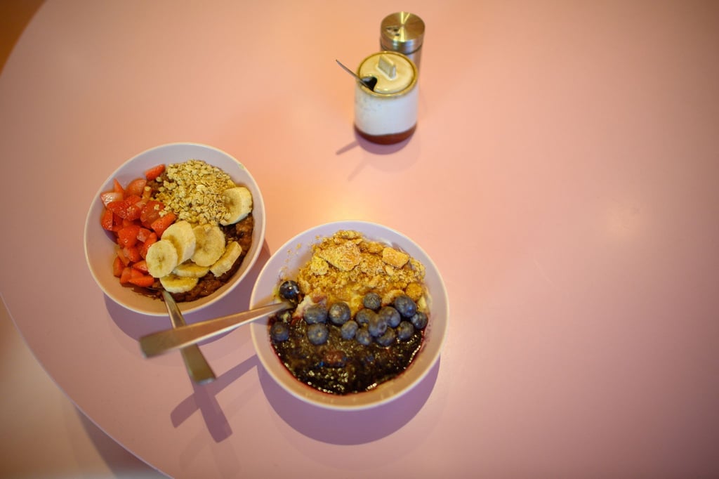 Da kann man sich nur schwer entscheiden: Milchreis mit Bananen und Erdbeeren (l) oder mit Cheesecake-Geschmack und Blaubeeren?