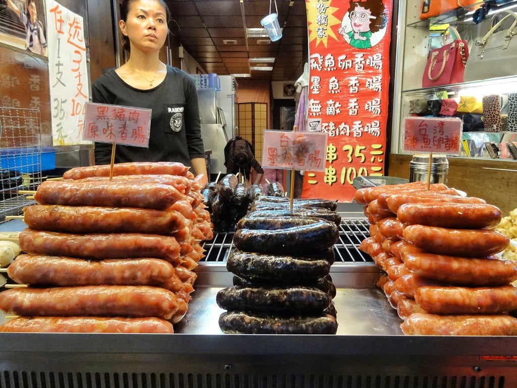 Auf dem Nachtmarkt in Taipeh sind Bratwürste ein Star. Auch Thüringer gibt es.