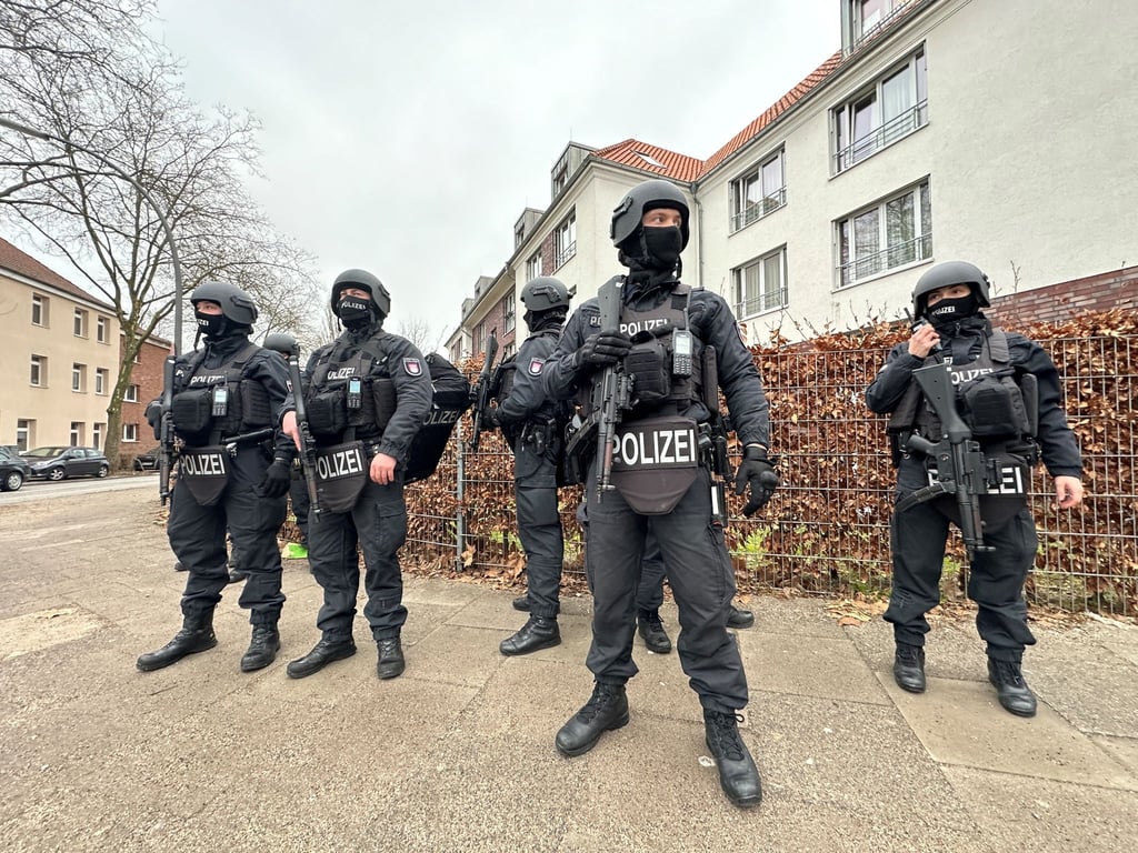 Polizisten in der Nähe des Tatorts in Hamburg-Billstedt.