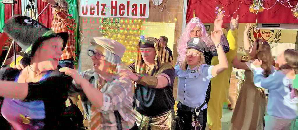 Immer wieder zog beim 40. Karneval in Uetz eine Polonaise durch die Festhalle.