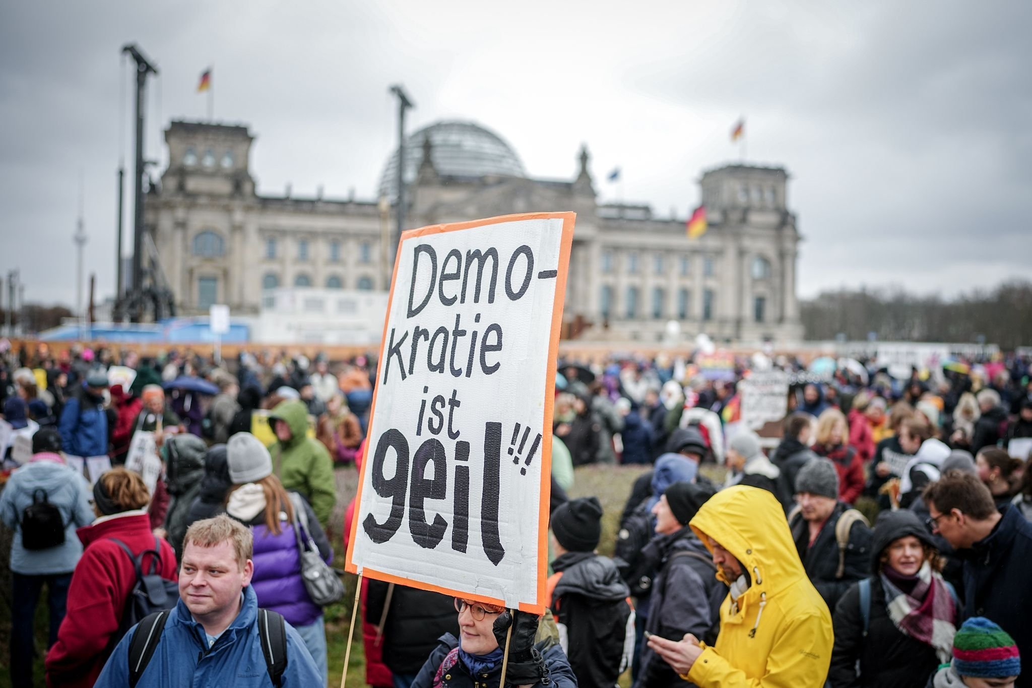 Demonstrationen: Polizei Mit 700 Kräften Bei Menschenkette Im Einsatz