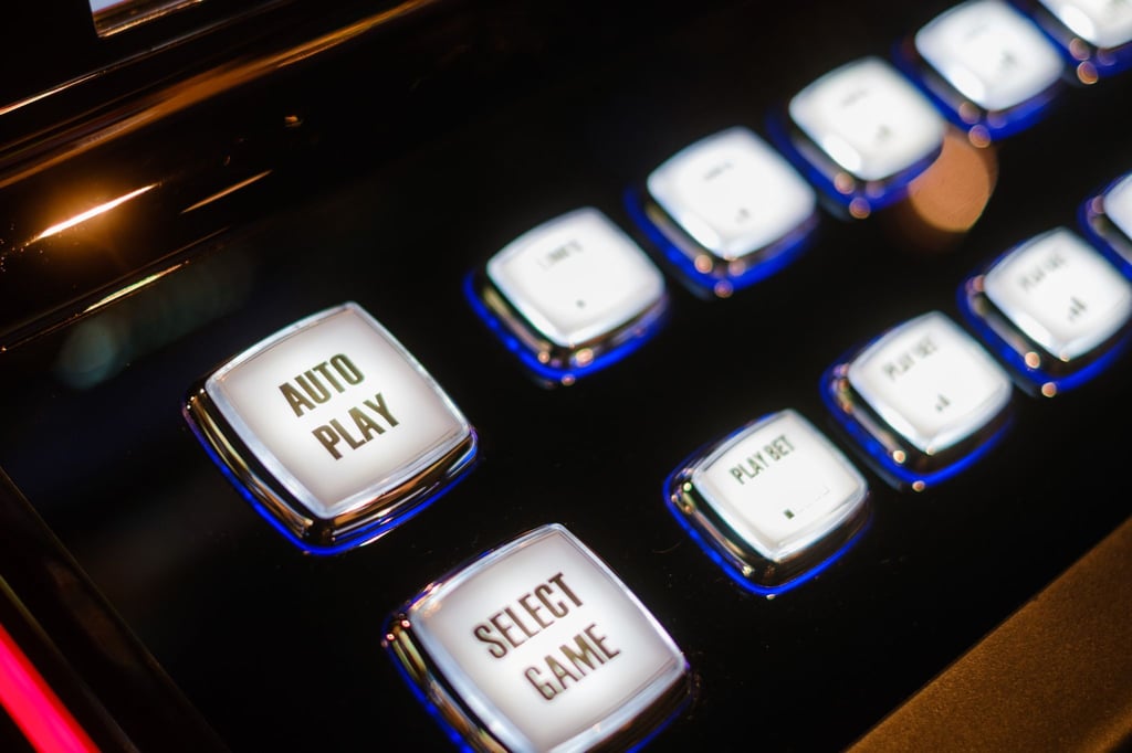 Spielautomaten stehen in einer Spielbank.