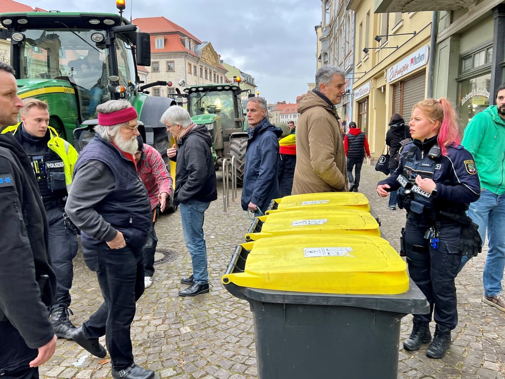 Vor ihrem Büro hatten die Grünen gelbe Tonnen aufgestellt.