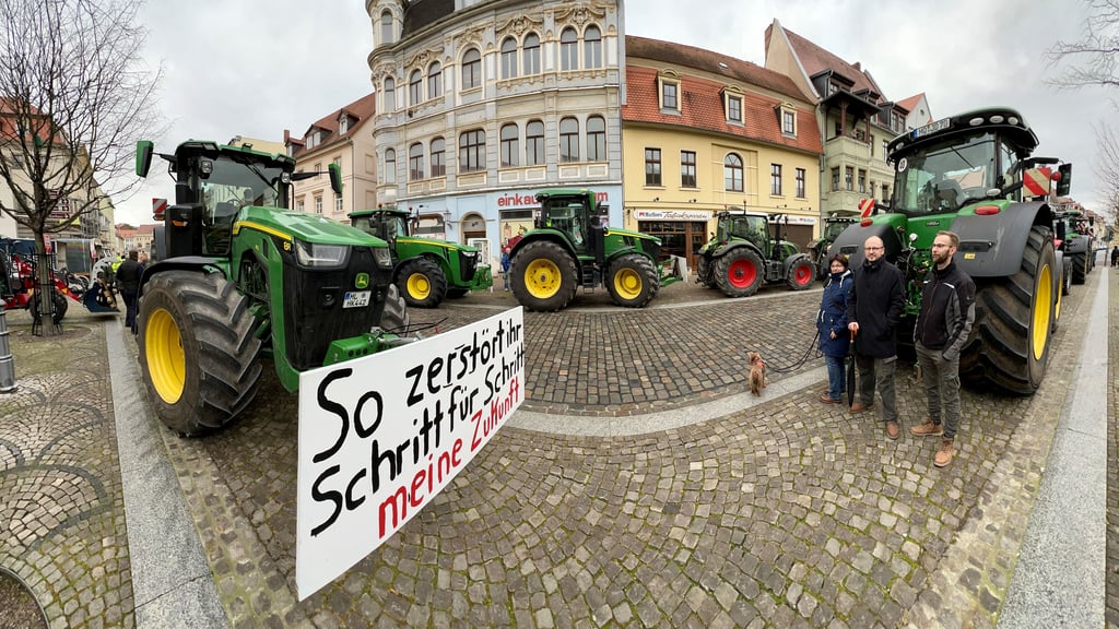 Traktoren auf dem Markt in Bernburg beim Protest vor dem Büro der Grünen