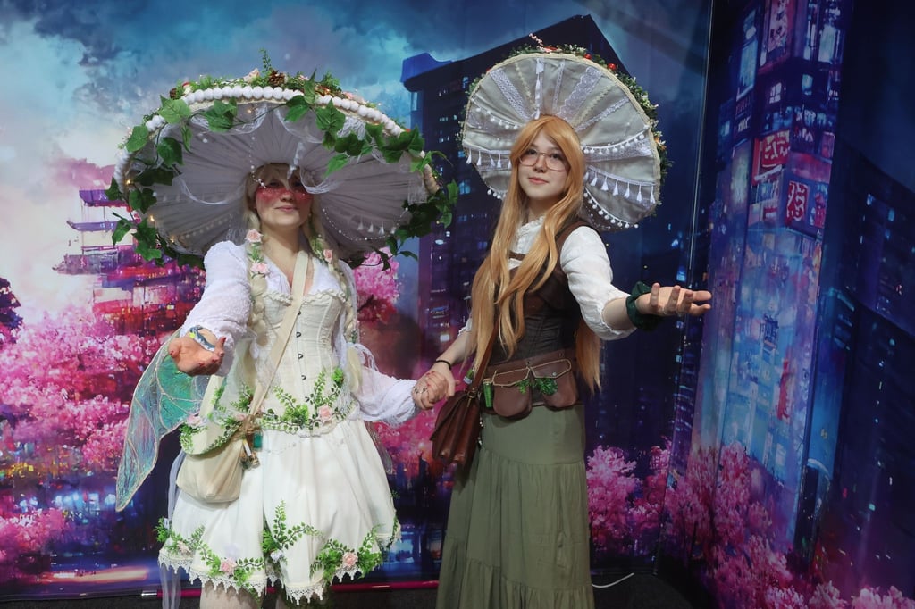 Jana (l) und Emma aus Kassel posieren 2023 als Pilz verkleidet bei der Messe MAG-C - Community-Convention für Games, Cosplay, Anime und Manga an.