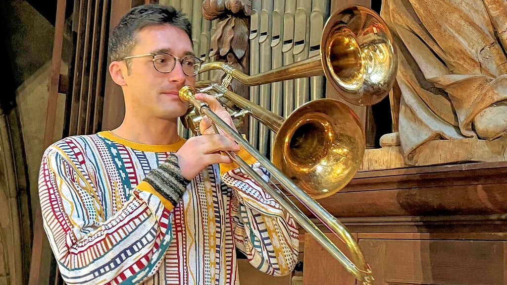 Antonio Jimenez Matin probt vor der großen Domorgel in Halberstadt. Er spielt ein sehr seltenes Instrument – eine Posaune mit zwei Schalltrichtern.