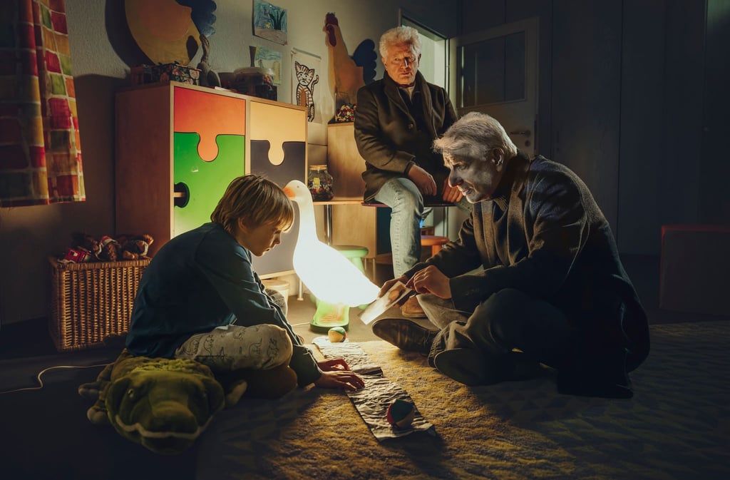 Ferdinand (Phileas Heyblom) wird auf der Kinderstation des Krankenhauses von den Kriminalhauptkommissaren Ivo Batic (Miroslav Nemec, M) und Franz Leitmayr (Udo Wachtveitl) befragt.