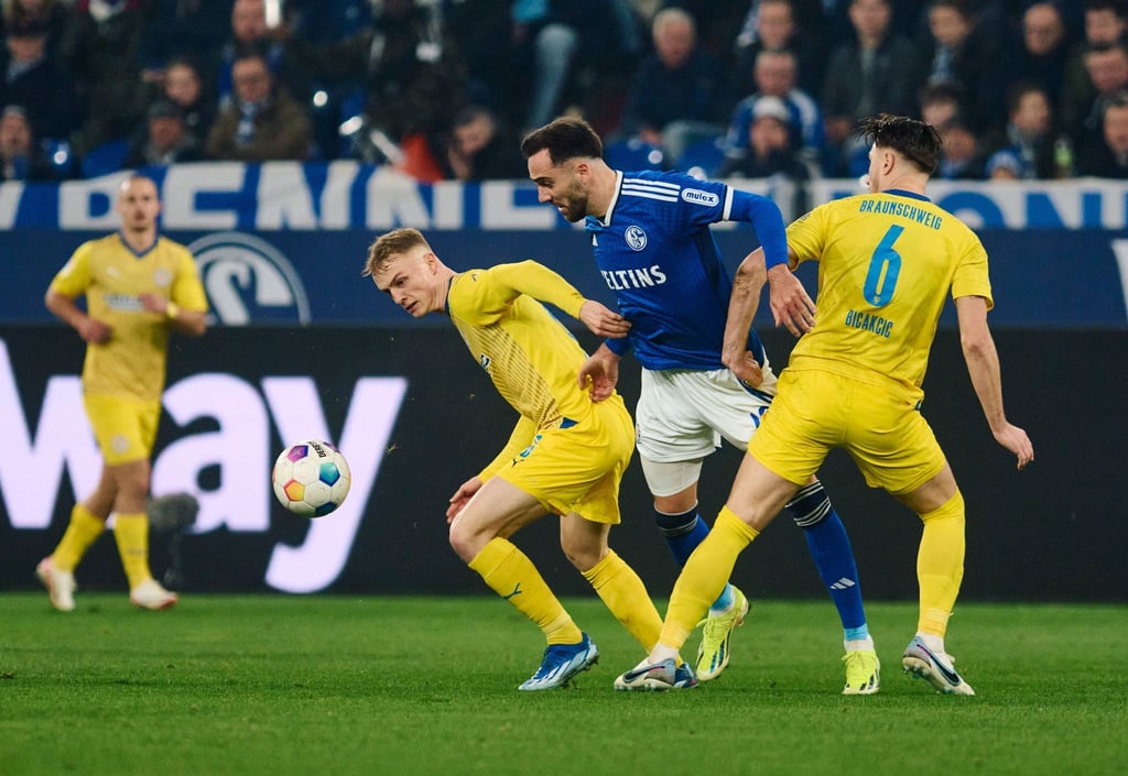 Schalkes Kenan Karaman (M) und Keita Endo (l) und Ermin Bicakcic von Braunschweig in Aktion.