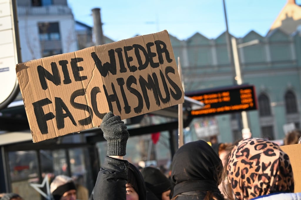 In Halle wurde am Samstag unter dem Motto "Hand in Hand gegen rechts" demonstriert.