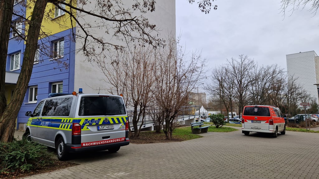 Rettungskräfte an der Einsatzstelle in Halle-Neustadt.