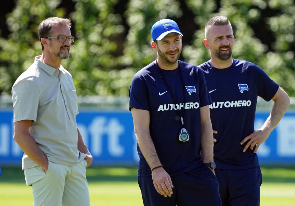 Herthas Manager Fredi Bobic (l), Herthas Cheftrainer Sandro Schwarz (M) und Offensivtrainer Vedad Ibisevic.