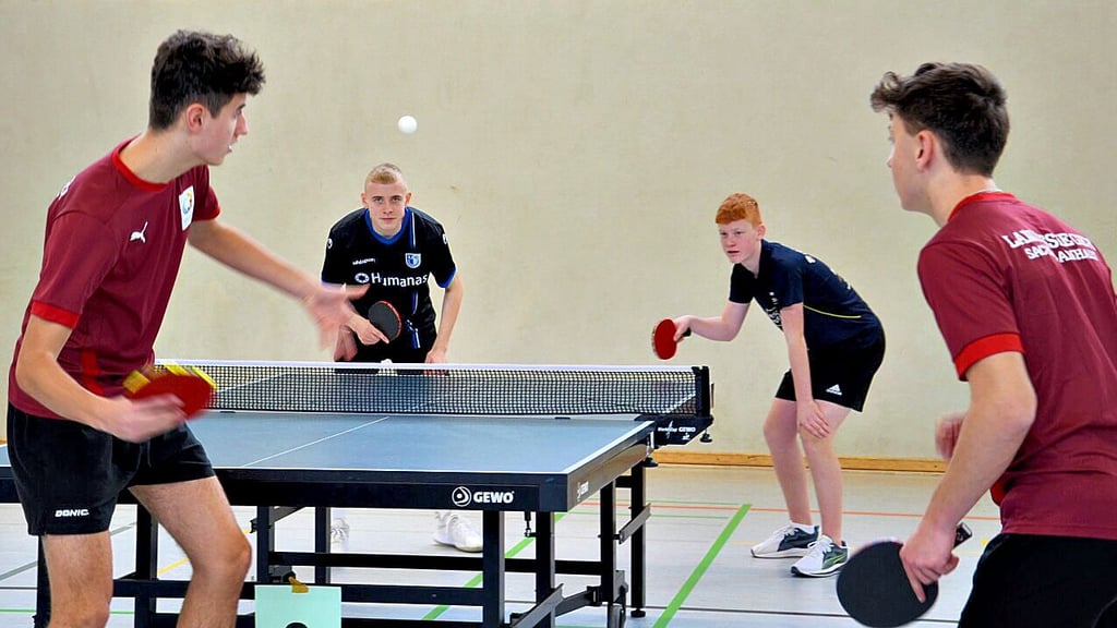 Für das Tischtennis-Landesfinale des Schulsportwettbewerbs "Jugend trainiert für Olympia" hatte sich nach langer Zeit wieder ein Team der Zerbster Ganztagsschule Ciervisti (in schwarzen Trikots) qualifiziert.