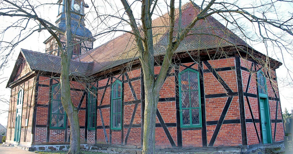 Die Fachwerkkirche in Tangerhütte ist eines der ältesten Gebäude der Stadt.