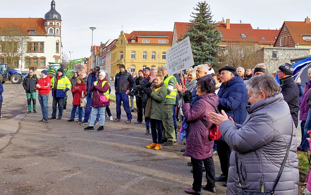 Zwischen 50 und 60 Teilnehmer kamen am Freitagabend zur Kundgebung nach Sangerhausen.