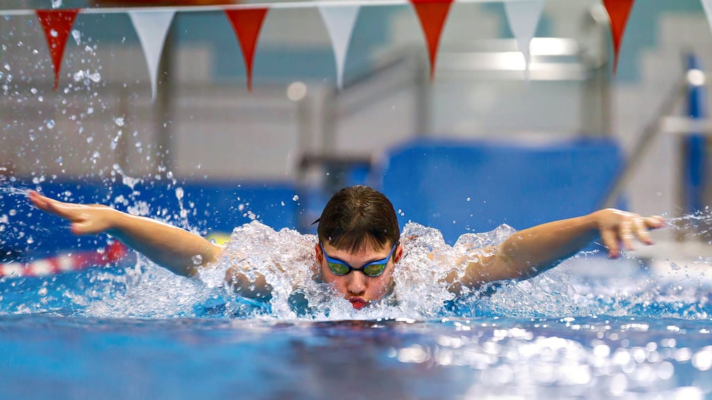 Nachwuchstalent bei Zeitzer Schwimmern Junger Schwimmer im Paradies