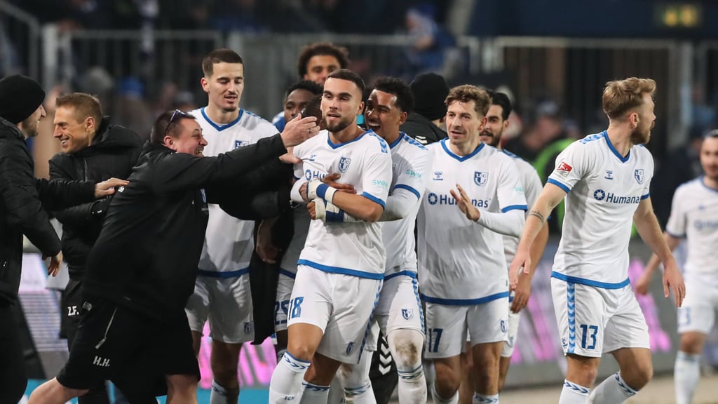 Emir Kuhinja lässt sich nach seinem späten Ausgleichstor für den 1. FC Magdeburg gegen Holstein Kiel ausgelassen feiern.