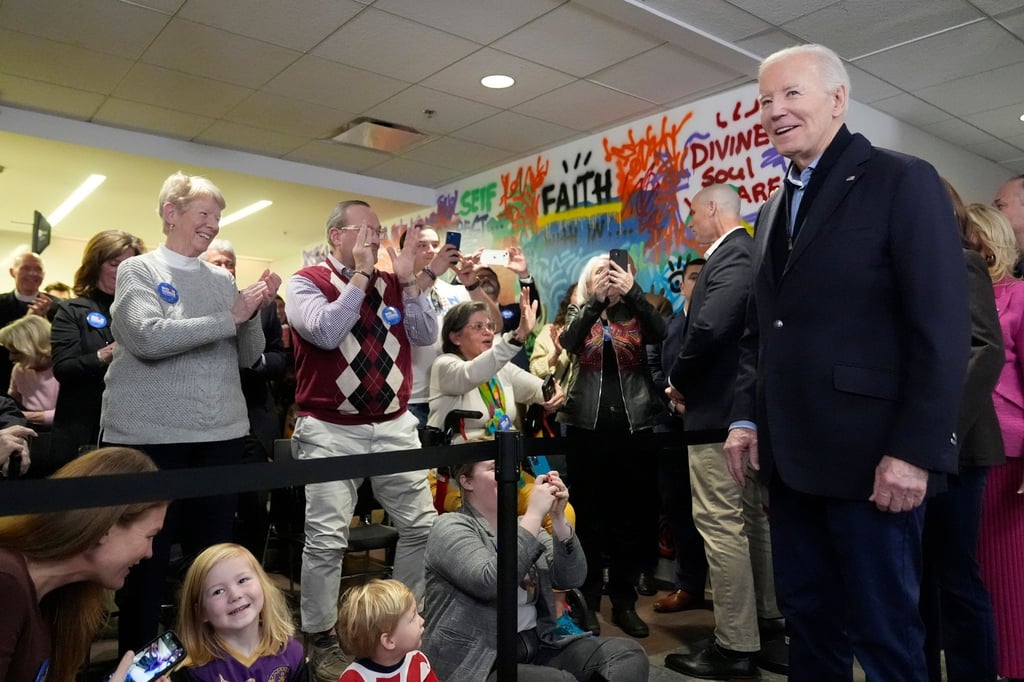 Joe Biden begrüßt Mitarbeiter und Freiwillige in der Wahlkampf-Zentrale in Wilmington.