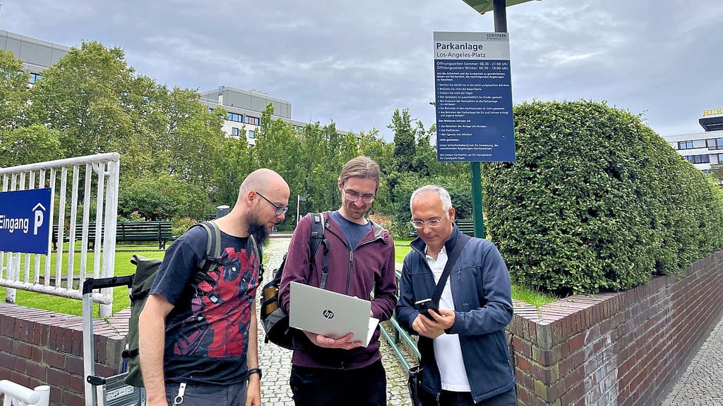 Forscher der Uni Magdeburg arbeiten an einer Optimierung von Parkhäusern mithilfe eines digitalen Zwillings – von links: Marian Buschsieweke, Dr. Frank Engelhard, Prof. Dr. Mesut Güneş.