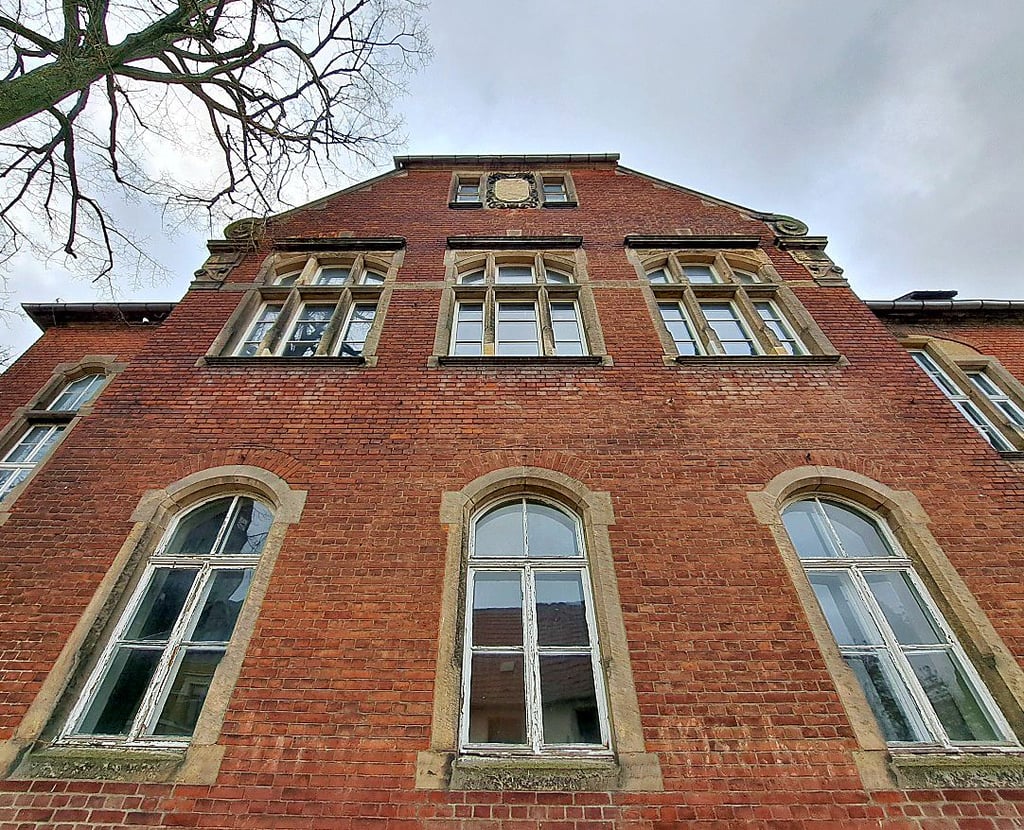 Das Gebäude des ehemaligen Amtsgerichts und späteren Gymnasiums in der Lützener Pestalozzistraße 2 soll ab September saniert werden.