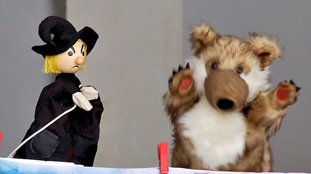 Die Hexe muss dem Wolf aus der Patsche helfen.