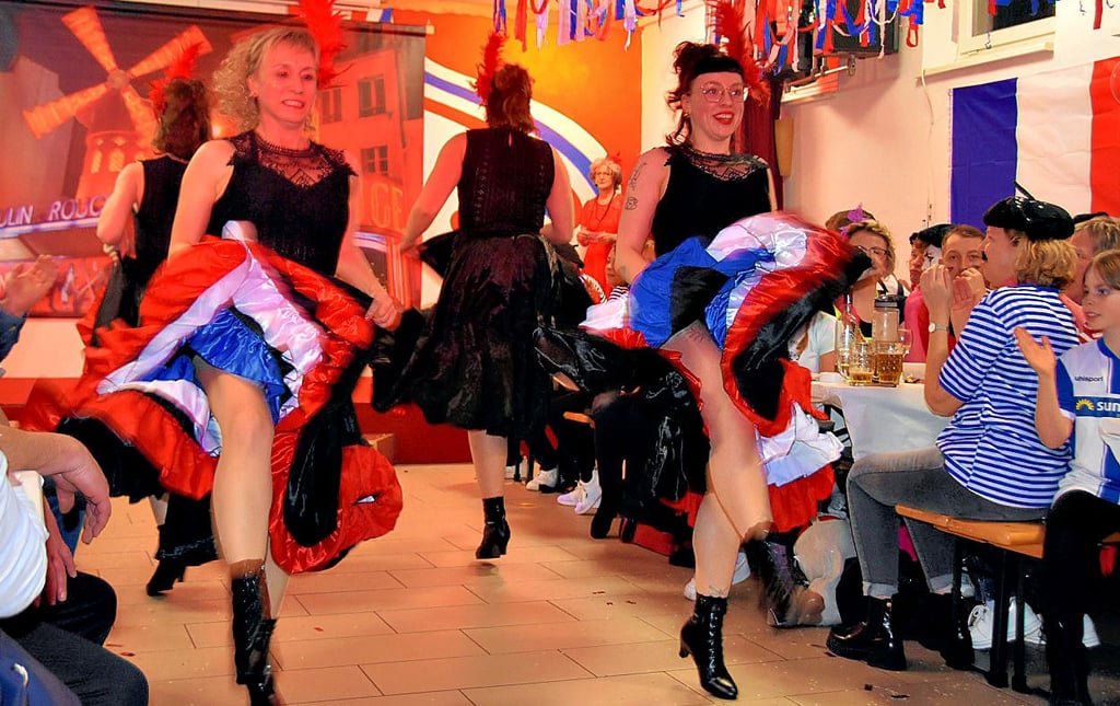 Beineschwingende Tänzerinnen in offenherzigen Kleidern sorgen für Stimmung.