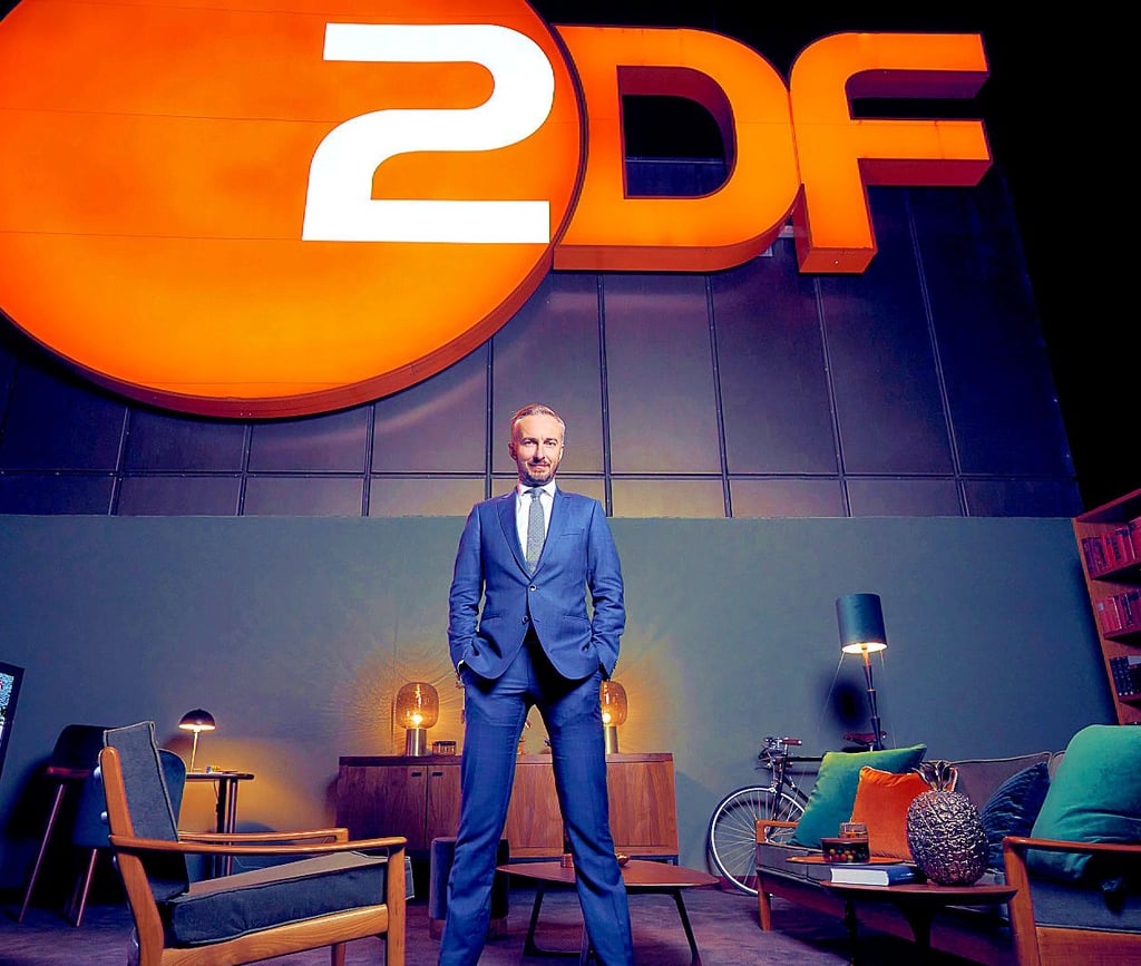 Jan Böhmermann, Moderator und Produzent des „ZDF Magazin Royale“ gibt sich in seiner Satire-Sendung gern progressiv, gerecht und als großer Aufklärer. Zu seinem Spitzenhonorar aus Gebührengeldern aber schwurbelt er.