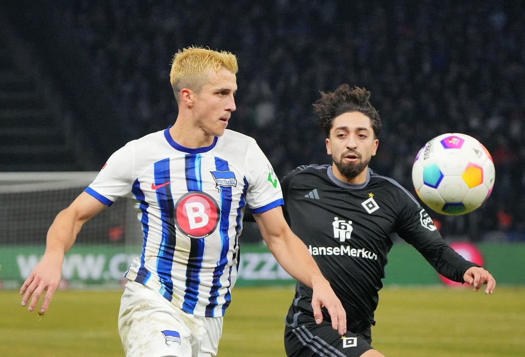 Oliver Kempf (l) gegen Immanuel Pherai (r) vom HSV.