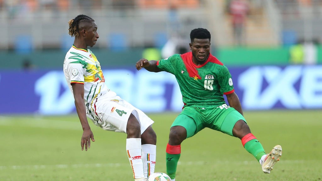 Amadou Haidara (l.) von RB Leipzig ist mit Mali ausgeschieden.