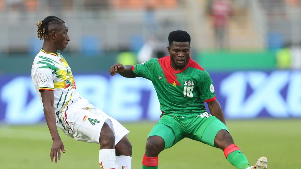 Amadou Haidara (l.) von RB Leipzig ist mit Mali ausgeschieden.