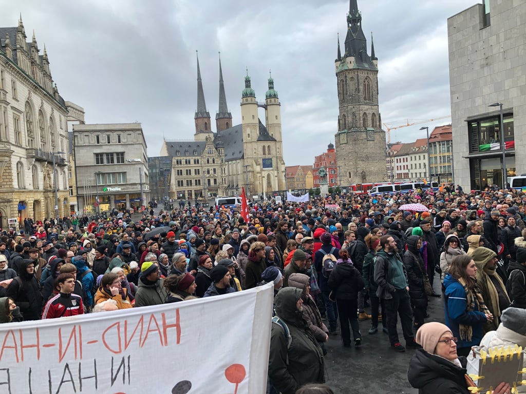 Über 1.300 Menschen haben am Samstag auf dem halleschen Markt gegen Rechts demonstriert. 