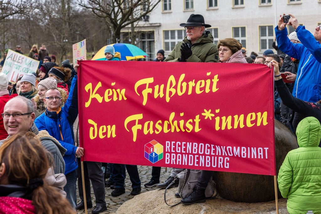 Teilnehmer einer Demonstration gegen rechts tragen ein Banner mit der Aufschrift „Kein Fußbreit den Faschis*innen“.