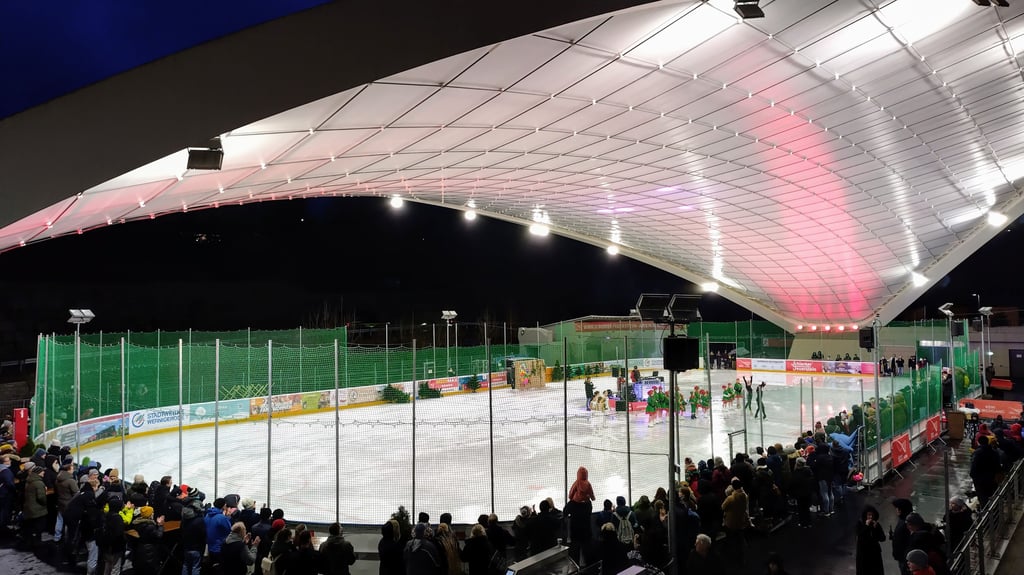 In der Schierker Feuerstein-Arena wurde die Eröffnung der Wintersportwochen am Samstagabend (3. Februar) mit Eiskunstlauf-Show und Eisdisco gefeiert.